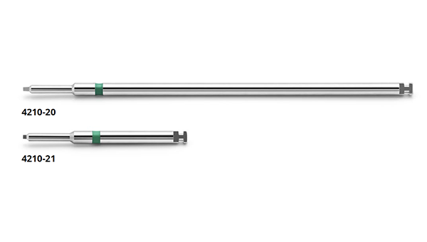 Two screwdriver blades above one another, for microscrews diameter 1.0 mm. The one on the top is longer and has article number 4210-20 and the one on the bottom is shorter and has article number 4210-21